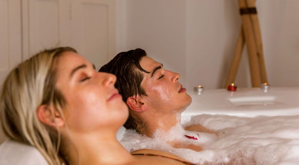 pareja en jacuzzi spa privado