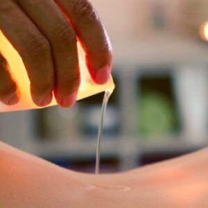 masaje relajante con vela aromatizada