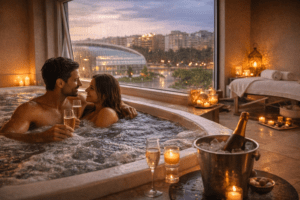 Pareja disfrutando de un jacuzzi en un hotel spa de Valencia con vistas urbanas al atardecer