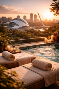 Spa de lujo con vistas a Valencia al atardecer, con tumbonas, velas y piscina de relajación.